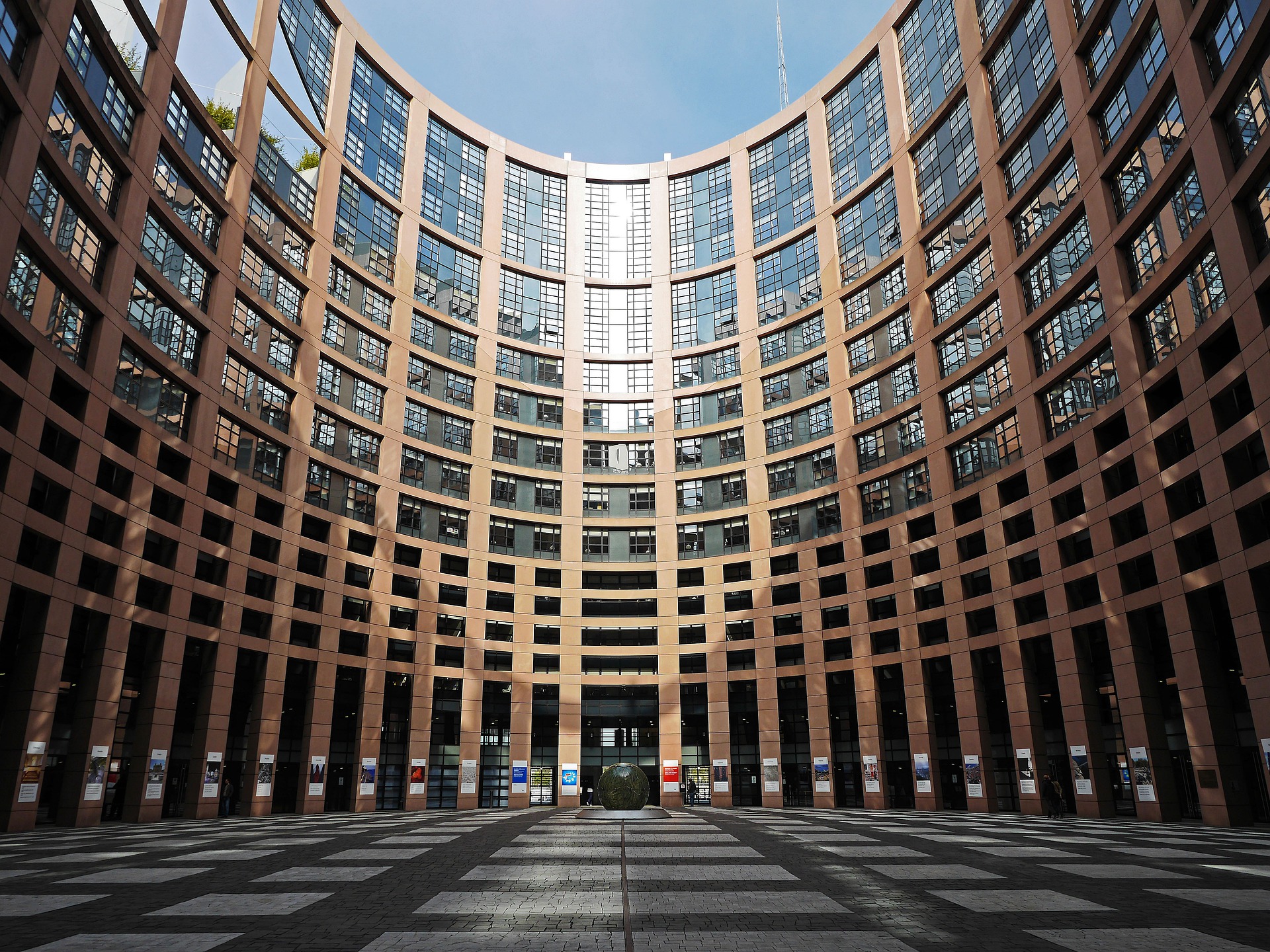 El Parlamento Europeo aprueba su posición sobre la AI Act
